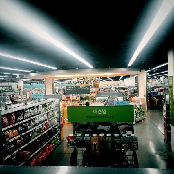 Photo taken at 이마트 E-MART by Hyun K. on 3/1/2013