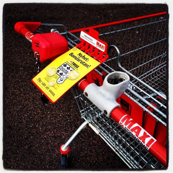 Photo taken at Maxi ICA Stormarknad Råå by Joakim J. on 11/3/2013-瑞典斯科讷省赫尔辛堡Råå中心 Photo taken at Maxi ICA Stormarknad Råå by Joakim J. on 11/3/2013