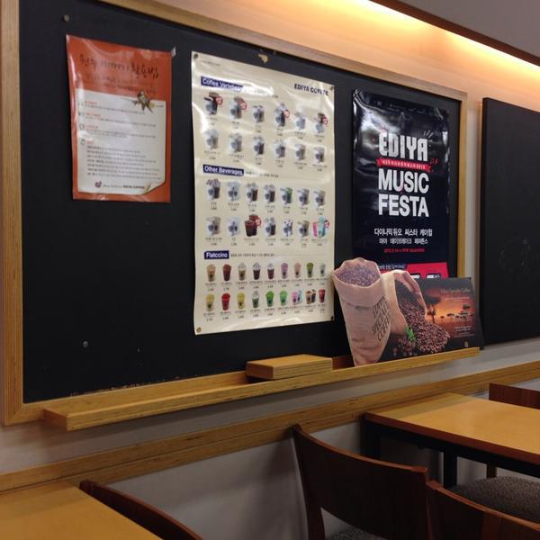 Photo taken at 이마트 (e-mart) by Jounghun W. on 9/22/2013-京畿道高阳市西区798易买得超市 Photo taken at 이마트 (e-mart) by Jounghun W. on 9/22/2013