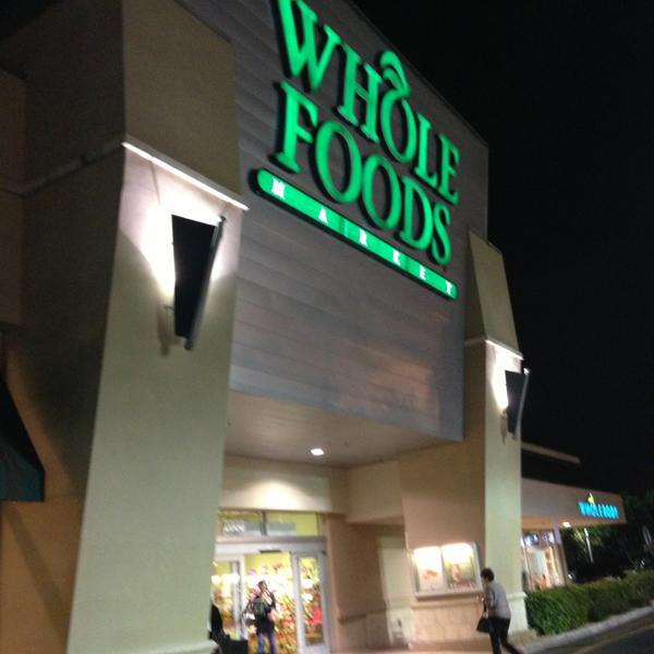 Photo taken at Whole Foods Market by Dyannah C. on 12/28/2012-佛罗里达州劳德代尔堡联邦高速路2000号(在第19大街和21大街之间) Photo taken at Whole Foods Market by Dyannah C. on 12/28/2012