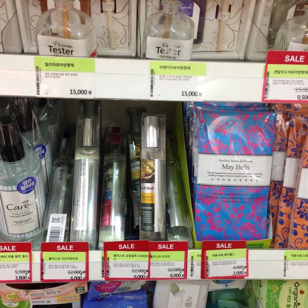 Photo taken at OLIVE YOUNG by 살찐고양이 미. on 5/3/2013