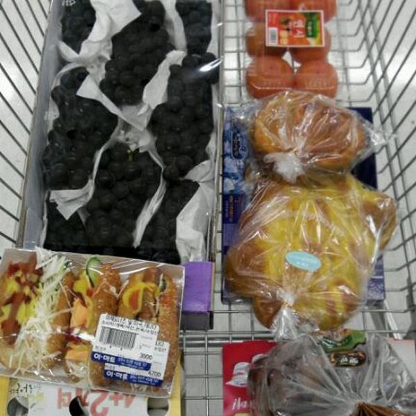 Photo taken at 이마트 (emart) by Chang Jae L. on 10/10/2011