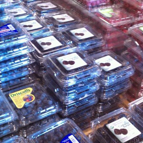 Photo taken at Whole Foods Market by Webster88 on 2/19/2012-加尼福尼亚西好莱坞圣莫尼卡大道7871(在北费尔法克斯大道) Photo taken at Whole Foods Market by Webster88 on 2/19/2012