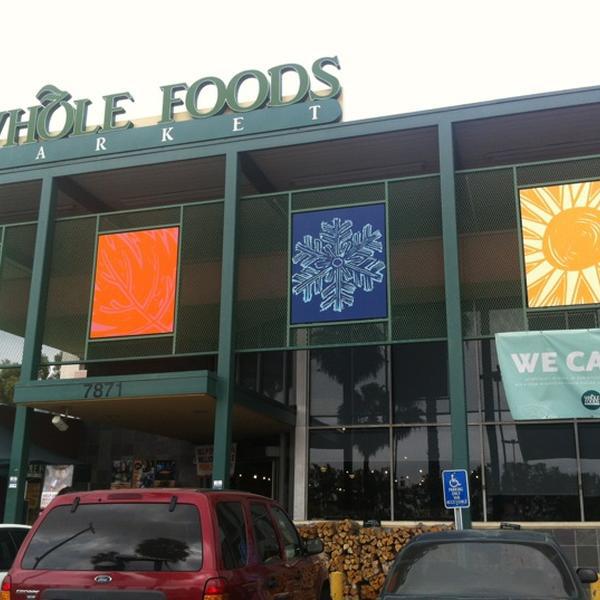 Photo taken at Whole Foods Market by Kim J. on 3/6/2012-加尼福尼亚西好莱坞圣莫尼卡大道7871(在北费尔法克斯大道) Photo taken at Whole Foods Market by Kim J. on 3/6/2012