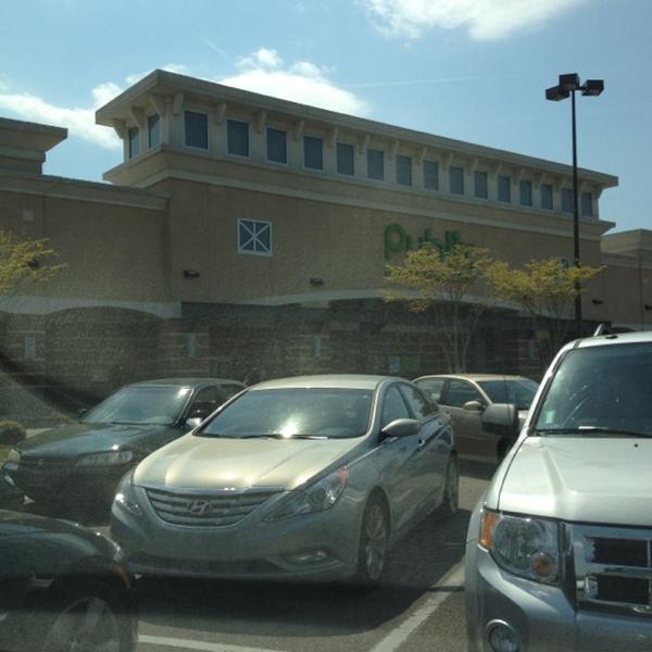 Photo taken at Publix by Lemuel G. on 3/17/2012