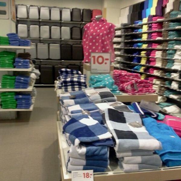 Photo taken at HEMA by Alice T. on 5/15/2012-荷兰格罗宁根赫尔街64号 Photo taken at HEMA by Alice T. on 5/15/2012