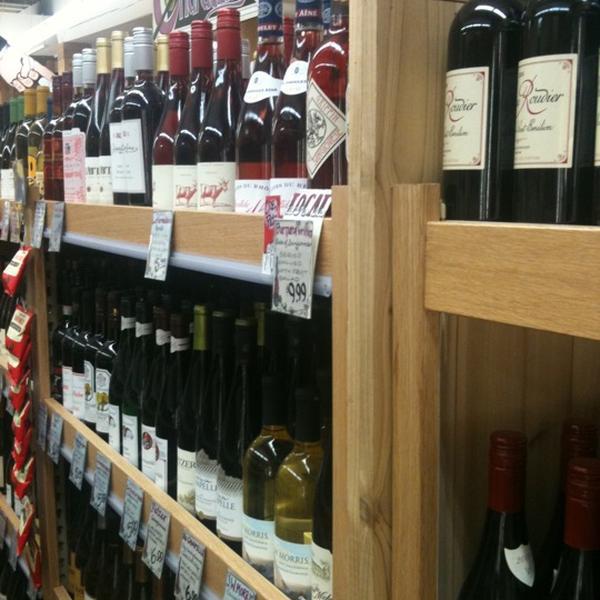 Photo taken at Trader Joe's by B W. on 8/31/2011-华盛顿 西雅图年安妮女王大道北1916(西浮雕街) Photo taken at Trader Joe's by B W. on 8/31/2011