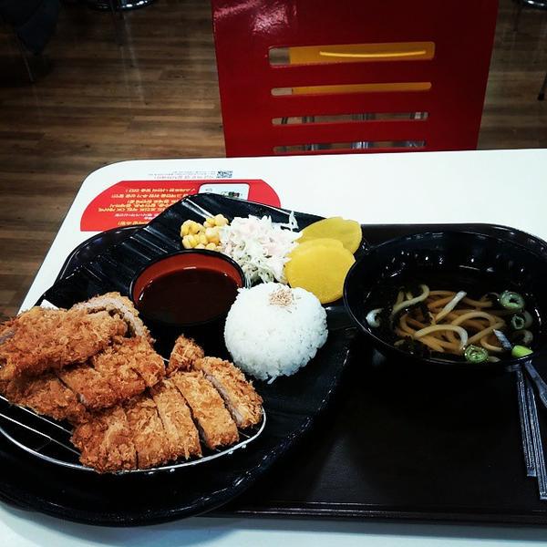 Photo taken at 홈플러스 (Home Plus) by Minjae J. on 11/10/2014-大田市西区1号 Photo taken at 홈플러스 (Home Plus) by Minjae J. on 11/10/2014