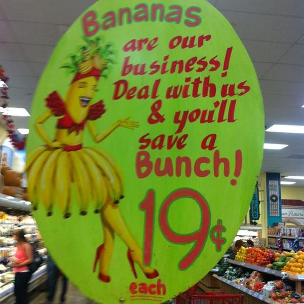 Photo taken at Trader Joe's by Milo E. on 11/13/2012-美国加利福尼亚州洛杉矶藤街1600 Photo taken at Trader Joe's by Milo E. on 11/13/2012