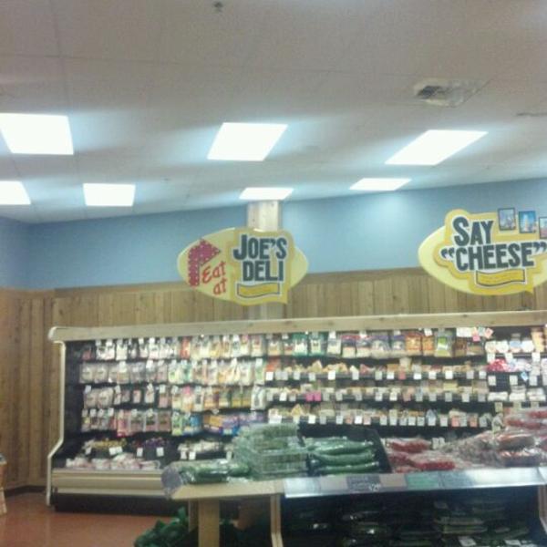 Photo taken at Trader Joe's by David M. on 3/2/2012-美国俄亥俄州辛辛那提蒙哥马利路7788 Photo taken at Trader Joe's by David M. on 3/2/2012