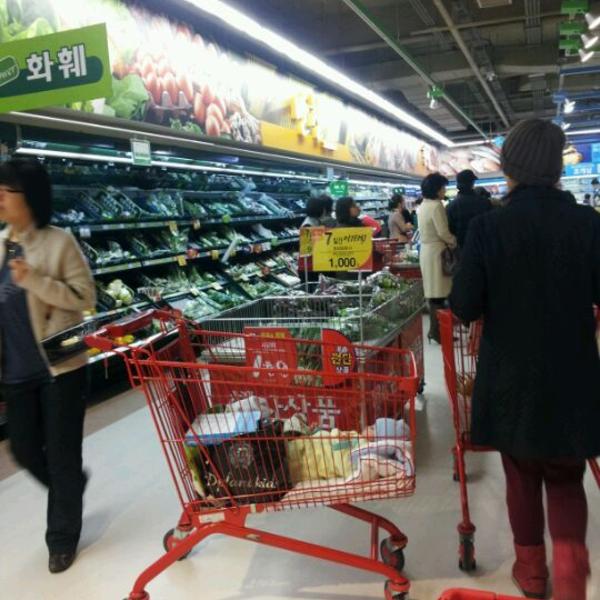 Photo taken at 홈플러스 (Home Plus) by Krizel G. on 3/10/2012-京畿道水原市灵通区1576 Photo taken at 홈플러스 (Home Plus) by Krizel G. on 3/10/2012