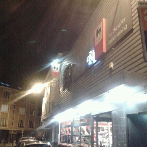 Photo taken at Proxy Delhaize by E r. on 11/5/2011