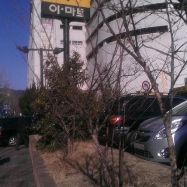 Photo taken at 이마트 (emart) by Jeong Wan N. on 2/16/2012