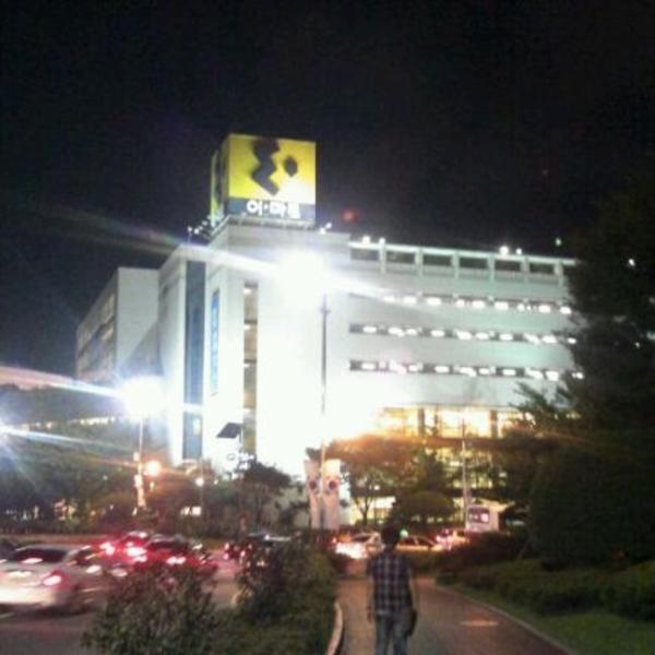 Photo taken at 이마트 (emart) by Sangmin Y. on 8/12/2011