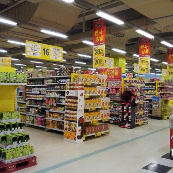 Photo taken at 홈플러스 (Home plus) by YK 4inR on 1/27/2013