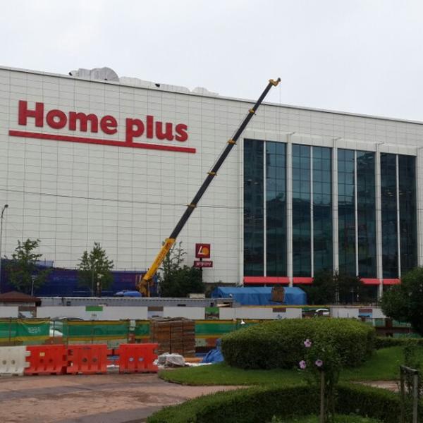 Photo taken at 홈플러스 (Home plus) by Sergio F. on 7/21/2013