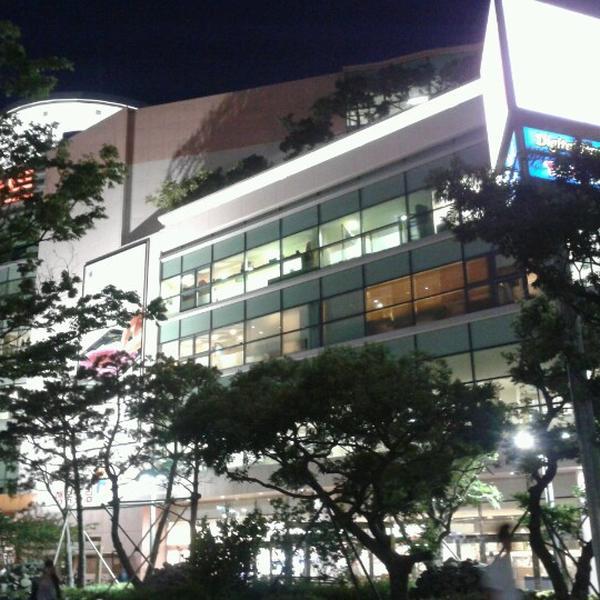 Photo taken at 롯데마트 (LOTTE Mart) by kita 0. on 6/25/2012