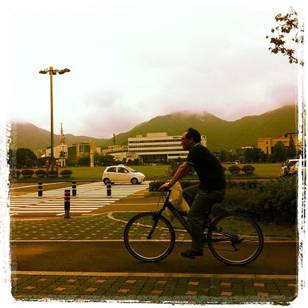 Photo taken at 롯데마트 (LOTTE Mart) by Bradycardia W. on 9/9/2012