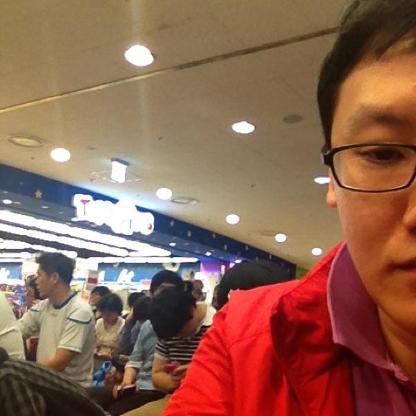 Photo taken at 롯데마트 (LOTTE Mart) by 환호 박. on 5/15/2012