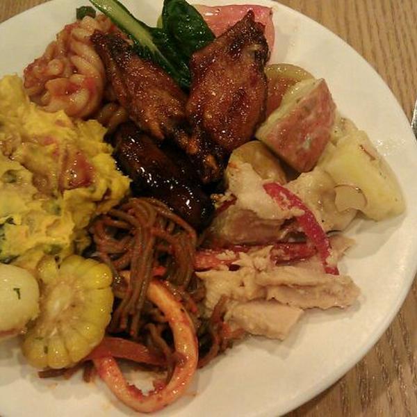 Photo taken at 롯데마트 (LOTTE Mart) by unneenebookcafe 언. on 4/29/2012