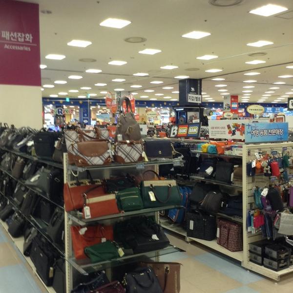 Photo taken at 롯데마트 (LOTTE Mart) by Mun-yeop N. on 12/14/2013