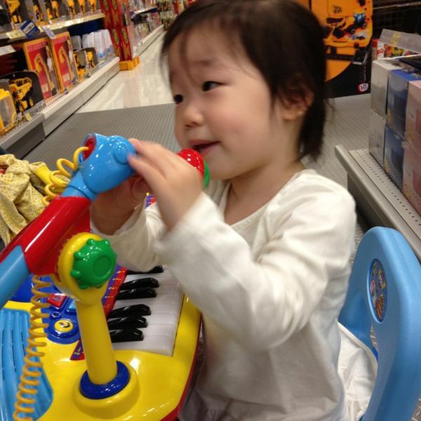 Photo taken at 롯데마트 (LOTTE Mart) by Andrew K. on 5/19/2013