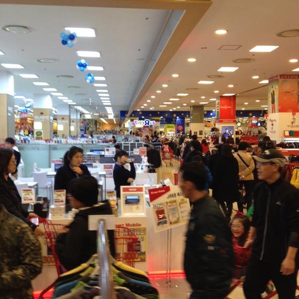 Photo taken at 롯데마트 (LOTTE Mart) by Chang Gi K. on 12/7/2013