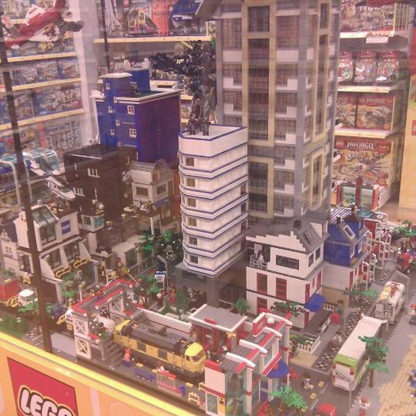 Photo taken at 롯데마트 (LOTTE Mart) by kiaoraJJoo on 9/12/2011