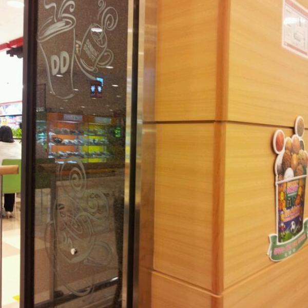Photo taken at 롯데마트 (LOTTE Mart) by Kim S. on 9/22/2011
