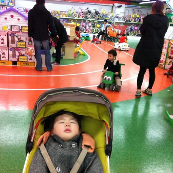 Photo taken at 롯데마트 (LOTTE Mart) by 세현 최. on 2/19/2012
