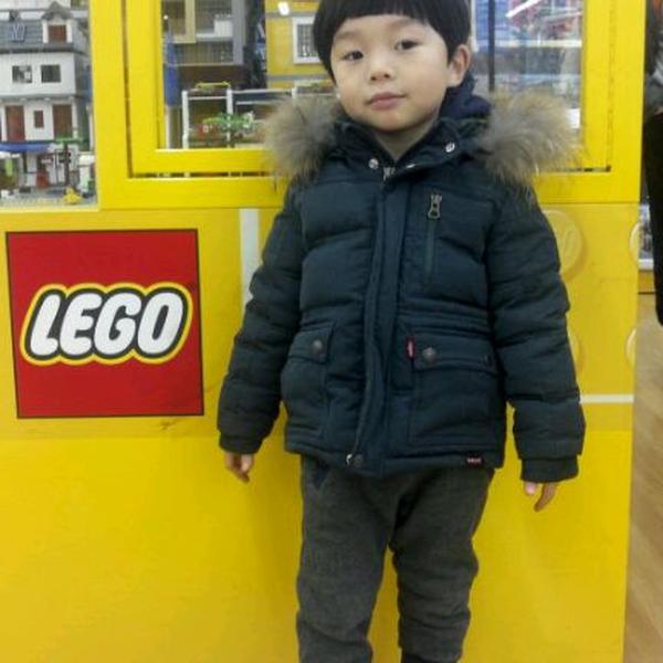 Photo taken at 롯데마트 (LOTTE Mart) by 박동규 on 2/26/2012