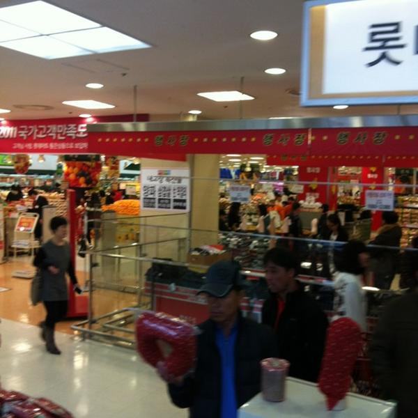 Photo taken at 롯데마트 (LOTTE Mart) by colombo on 3/3/2012