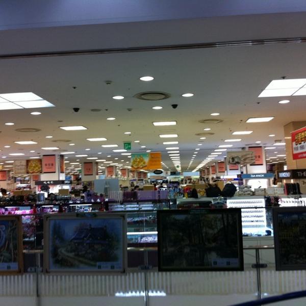 Photo taken at 롯데마트 (LOTTE Mart) by rinux on 10/1/2011