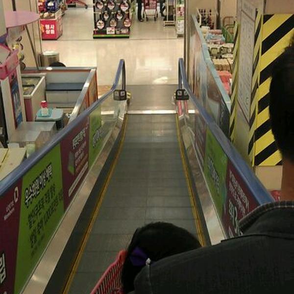 Photo taken at 롯데마트 (LOTTE Mart) by rinux on 10/2/2011