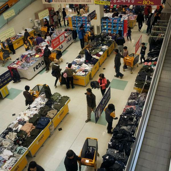 Photo taken at 이마트 (e-mart) by Jeongsoo K. on 3/1/2013-庆尚北道浦项市10易买得超市 Photo taken at 이마트 (e-mart) by Jeongsoo K. on 3/1/2013