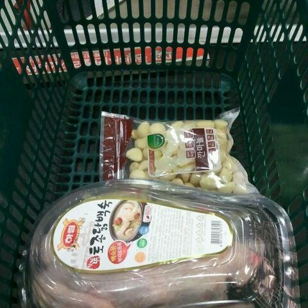 Photo taken at 롯데마트 (Lotte Mart) by SUNIN K. on 12/4/2011