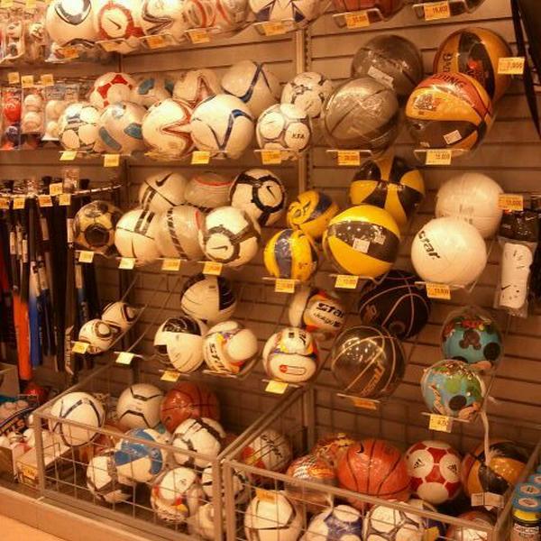 Photo taken at 롯데마트 (Lotte Mart) by SUNIN K. on 8/28/2011