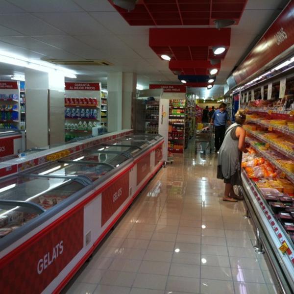 Photo taken at Supermercado Maxi DIA by P E. on 8/25/2011