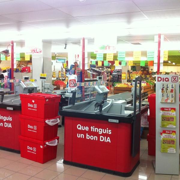 Photo taken at Supermercado Maxi DIA by P E. on 8/25/2011