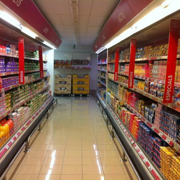 Photo taken at Supermercado Maxi DIA by P E. on 8/25/2011