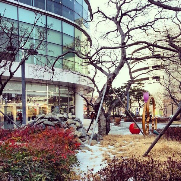Photo taken at 롯데마트 (LOTTE Mart) by Bradycardia W. on 1/14/2013