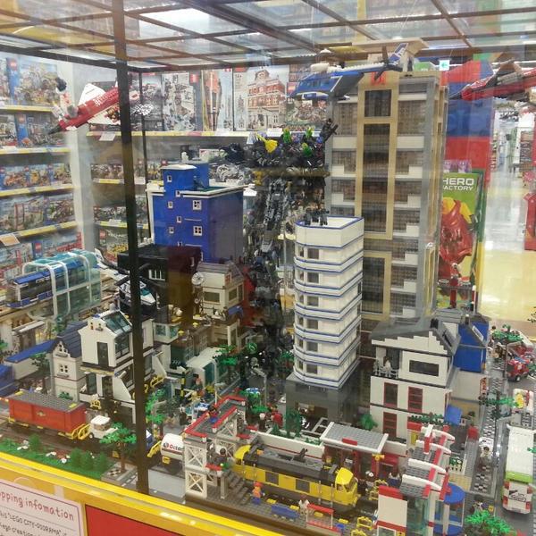 Photo taken at 롯데마트 (LOTTE Mart) by jina H. on 5/2/2013