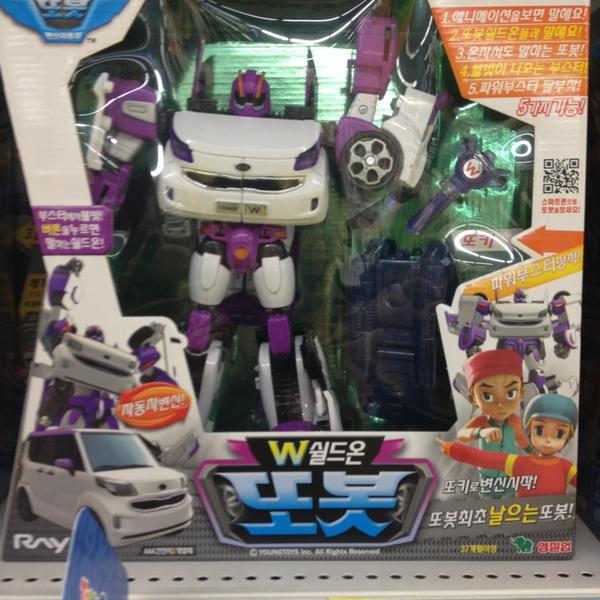 Photo taken at 롯데마트 (LOTTE Mart) by Mina J. on 2/9/2013