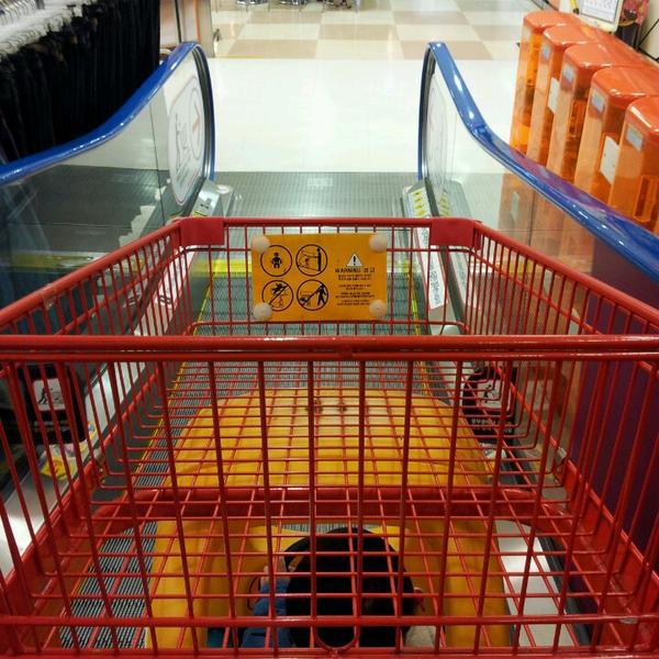 Photo taken at 롯데마트 (LOTTE Mart) by Seunghoon P. on 2/18/2013