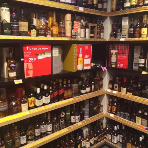 Photo taken at Gall & Gall by Yury V. on 5/10/2014