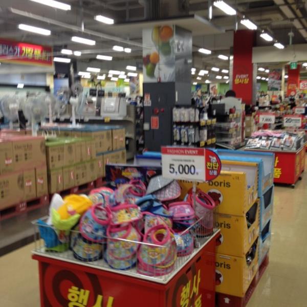 Photo taken at 홈플러스 (Home plus) by titicacajjui on 5/6/2012-釜山市釜山镇区东川路4号 Photo taken at 홈플러스 (Home plus) by titicacajjui on 5/6/2012