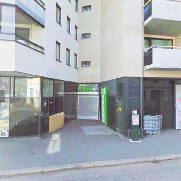 Photo taken at Kiwi by Victor B. on 1/6/2014