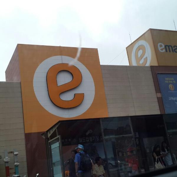 Photo taken at 이마트 (E-Mart) by JiNa K. on 8/3/2013-济州西归浦市9209易买得超市 Photo taken at 이마트 (E-Mart) by JiNa K. on 8/3/2013