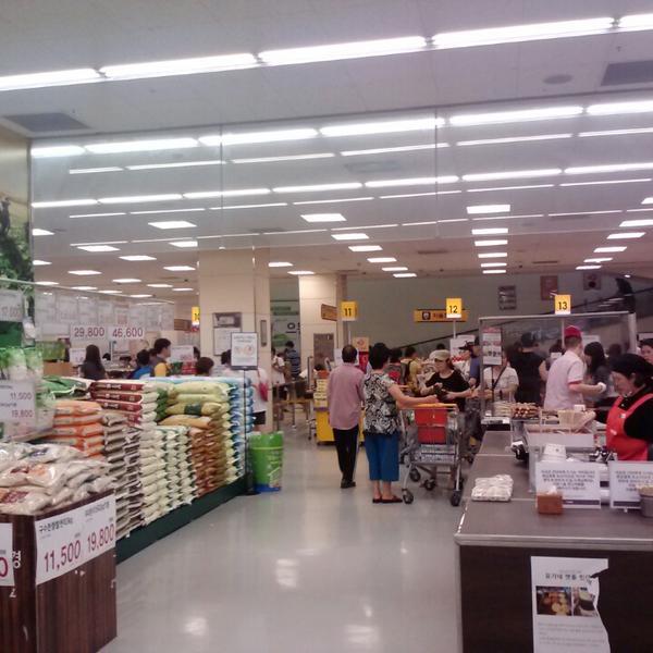 Photo taken at 이마트 (E-Mart) by Tae-ho K. on 7/21/2013
