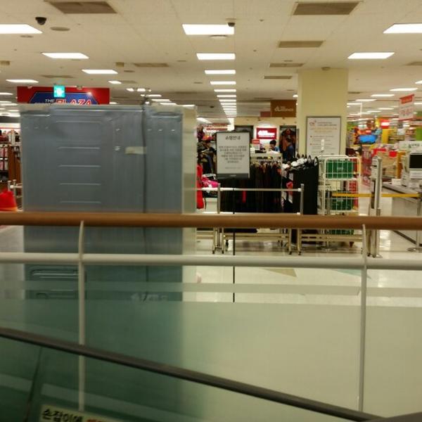 Photo taken at 이마트 (emart) by 윤일 이. on 10/2/2014